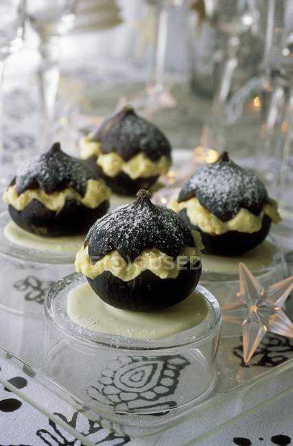 Figos com mousse de chocolate branco — Fotografia de Stock