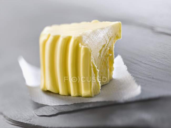 Mantequilla en la servilleta de papel - foto de stock
