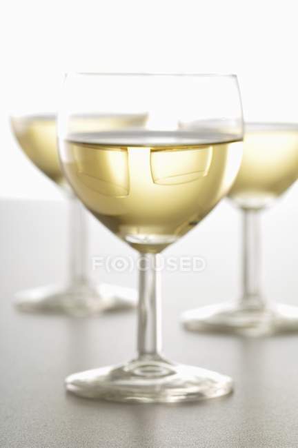 Vasos de vino blanco - foto de stock