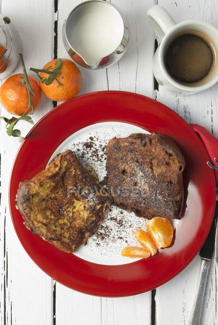 Vista superior de tostadas francesas con mandarinas y café - foto de stock