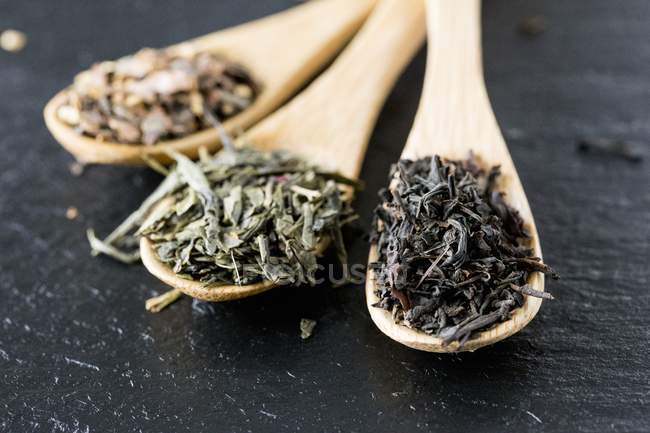 Tees auf Bambuslöffeln — Stockfoto