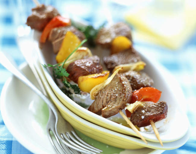 Kebabs de boeuf sur assiette — Photo de stock