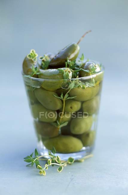 Verde marinado Azeitonas de tomilho — Fotografia de Stock