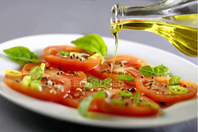 Versare l'olio d'oliva — Foto stock