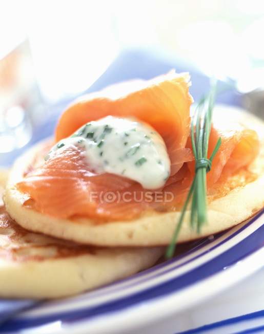 Blinis with salmon and chives — Stock Photo