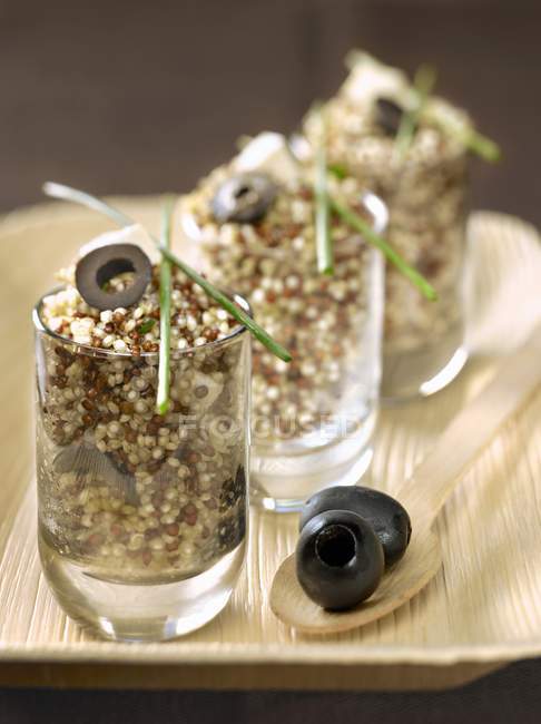 Quinoa und Olivensalat — Stockfoto
