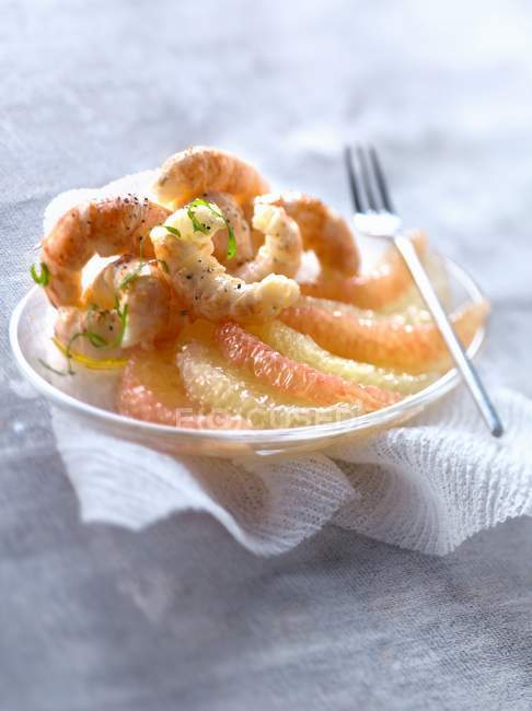 Crevettes de la baie de Dublin avec segments de pamplemousse — Photo de stock