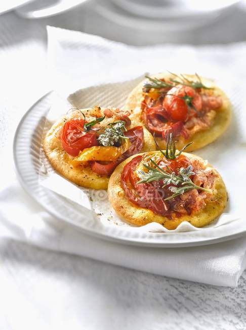 Mini pizzas de tomate cereza - foto de stock