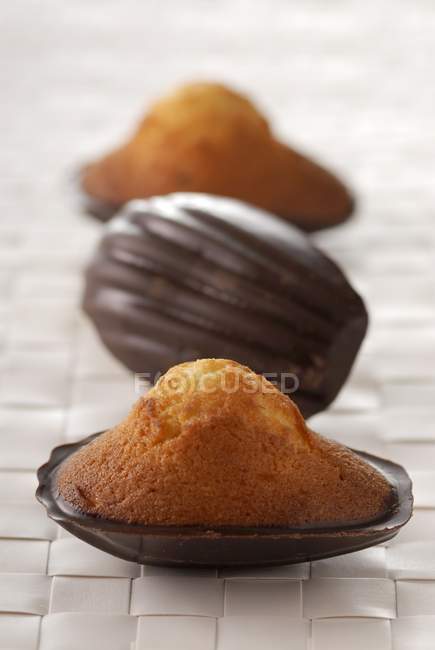 Madeleines de chocolate cozido no forno — Fotografia de Stock