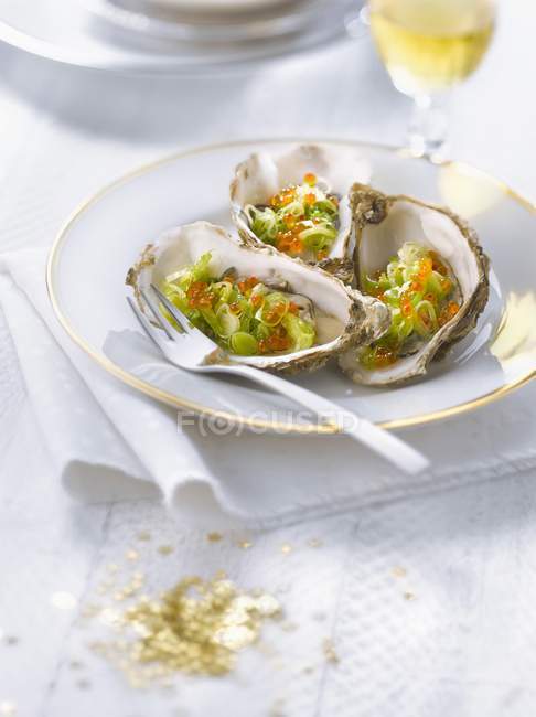 Oysters stuffed with leeks and trout roe — Stock Photo