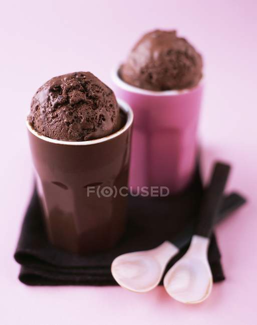 Helado de chocolate en tazas - foto de stock