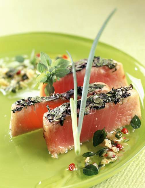 Closeup view of cooked tuna with herb crust — Stock Photo
