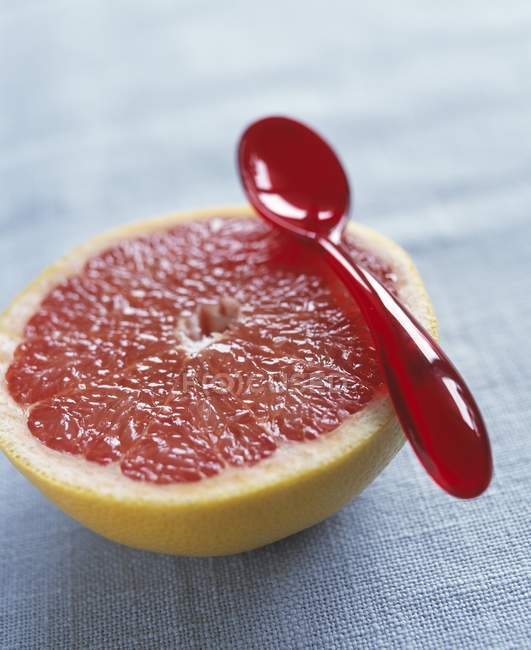 Свіжий рожевий грейпфрут половина — стокове фото