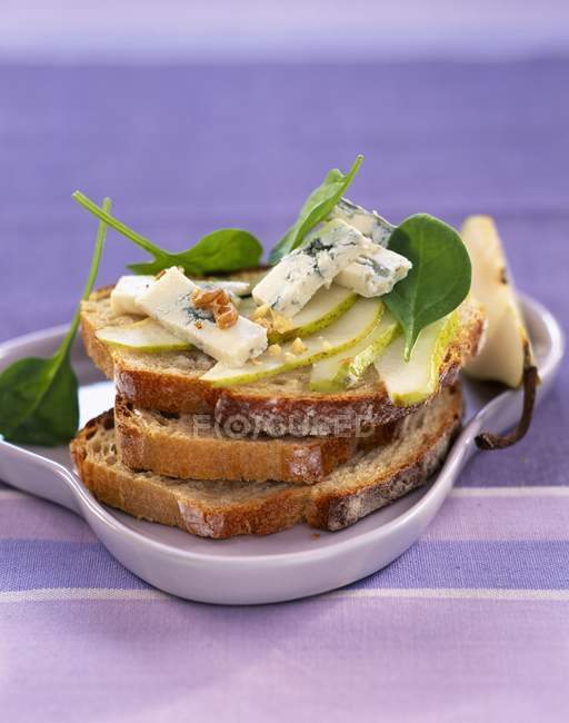Sandwich Roquefort en tazón - foto de stock