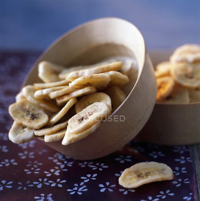 Банановые чипсы в миске — стоковое фото