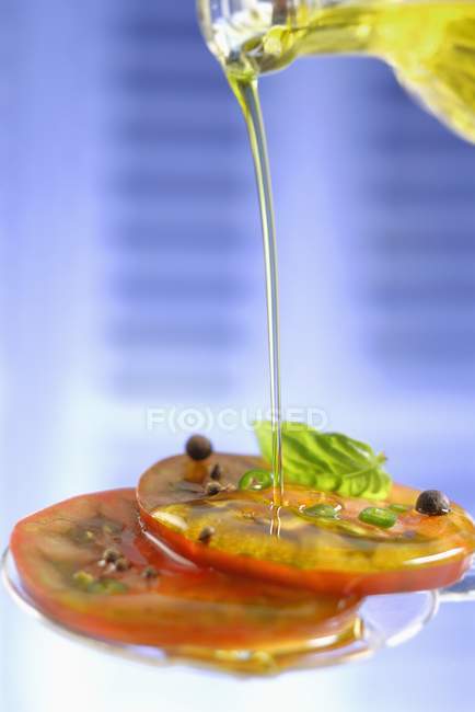 Verter aceite de oliva - foto de stock