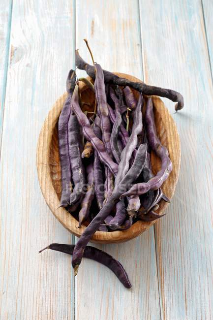 Purple beans in bowl — Stock Photo