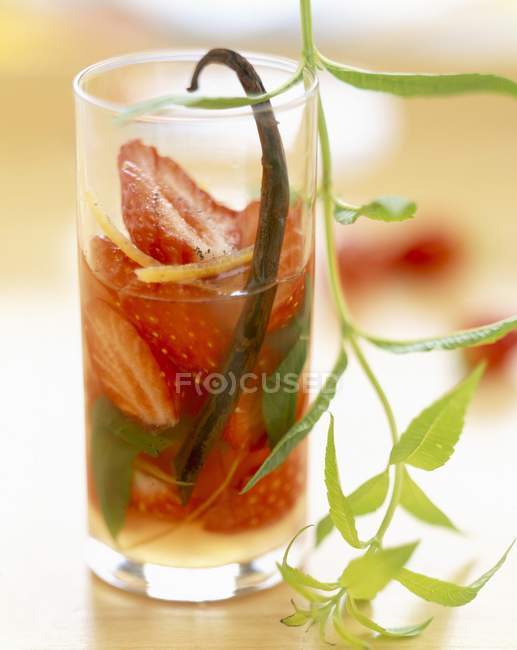 Closeup view of strawberry with lemon, vanilla and verbena soup in glass — Stock Photo