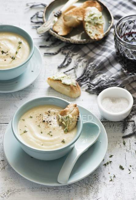 Crema di zuppa di cavolfiore in ciotole bianche — Foto stock