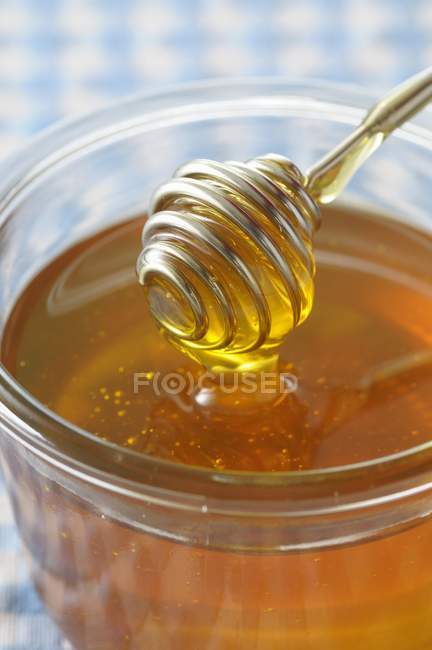 Cuchara de miel de madera - foto de stock