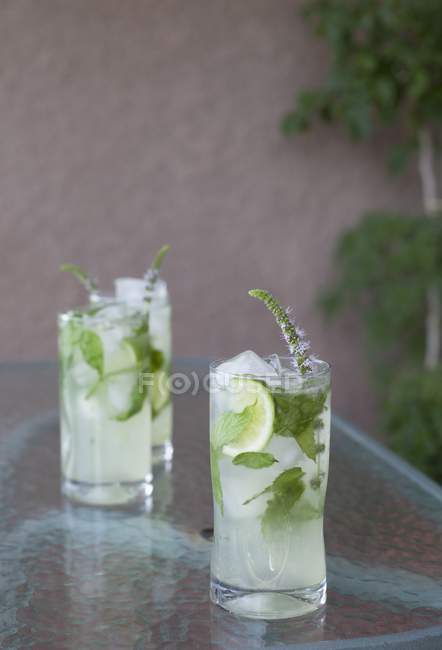 Mojito cocktails on table — Stock Photo