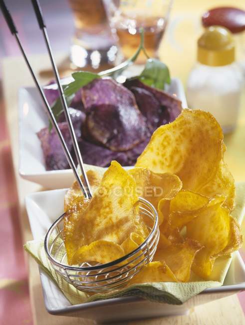 Patatas fritas en pequeños platos blancos - foto de stock
