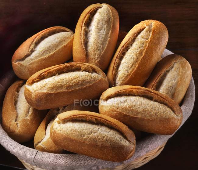 Кошик дрібних хлібів — стокове фото