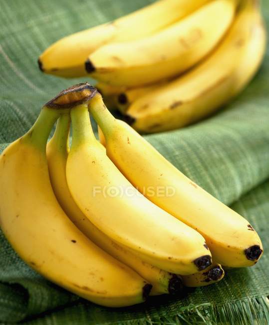 Manojos de plátanos frescos - foto de stock