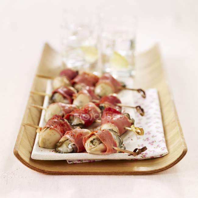 Brochettes d'huîtres et jambon de Bayonne — Photo de stock