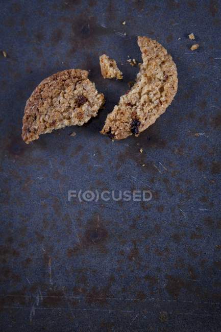 Biscuit à l'avoine et aux baies de goji cassé — Photo de stock
