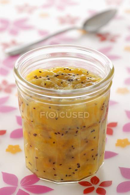 Pfirsich-Kiwi-Marmelade im Glas — Stockfoto