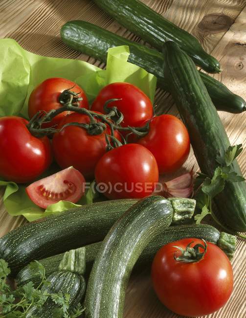 Tomates fraîches et courgettes — Photo de stock