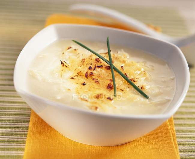 Луковый суп с сыром — стоковое фото