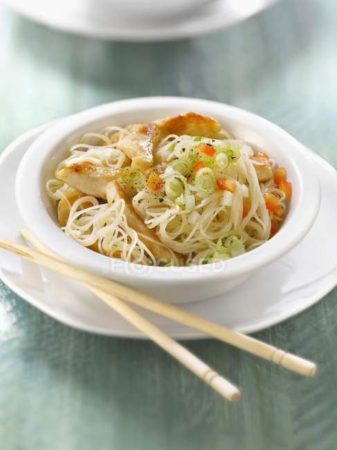 Rice noodles with sauteed chicken — Stock Photo