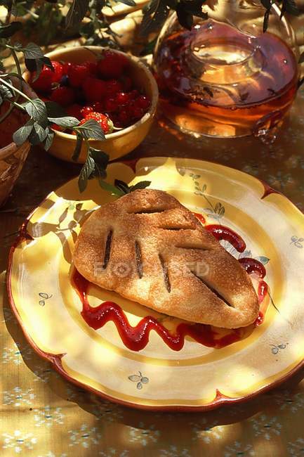 Daytime view of apple turnover with fruits — Stock Photo