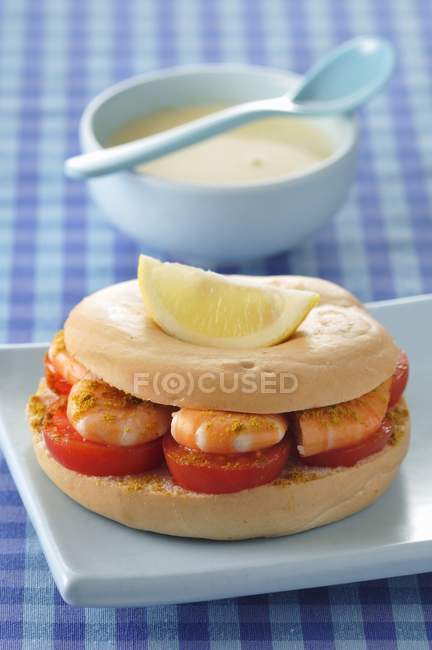 Sándwich de bagel de tomate - foto de stock