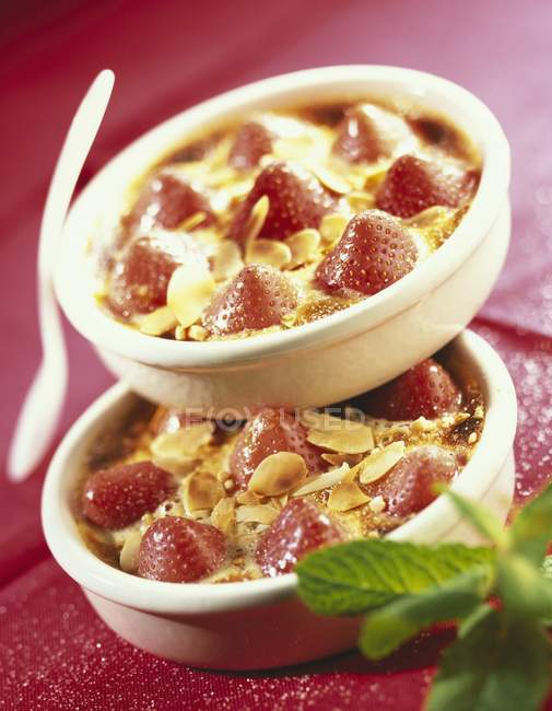 Strawberry and almond gratins — Stock Photo