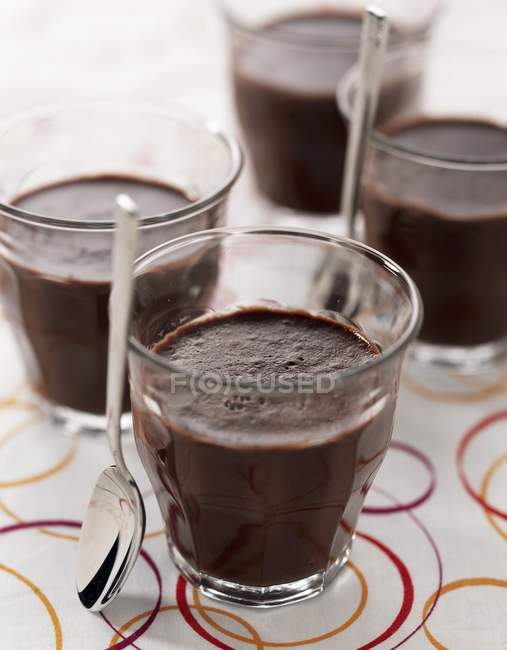 Mousse de chocolate en la mesa - foto de stock