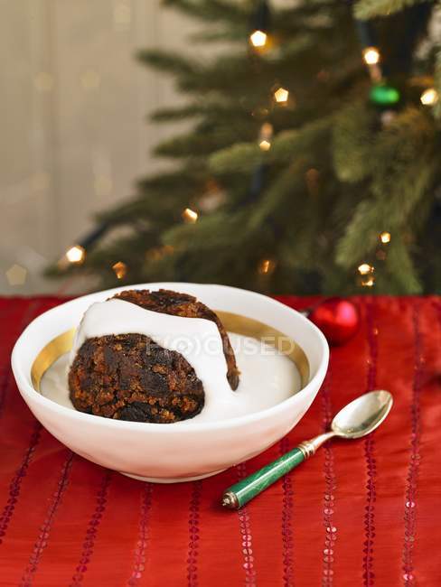 Різдвяний пудинг з бренді соусом — стокове фото