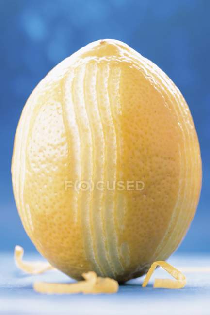 Frische Zitrone mit Schale — Stockfoto