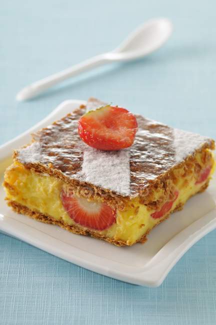 Strawberry Mille-feuille pastry — Stock Photo
