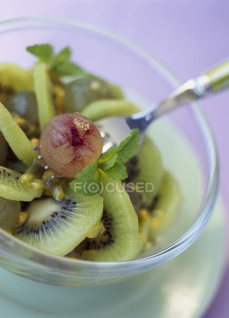 Kiwi und Passionsfruchtsalat — Stockfoto