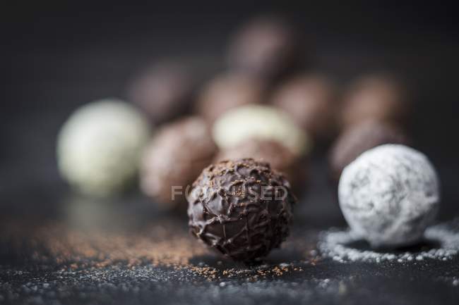 Truffes au chocolat assorties — Photo de stock
