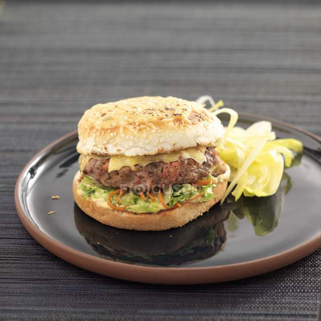 Amsterdam cheeseburger with cabbage — Stock Photo