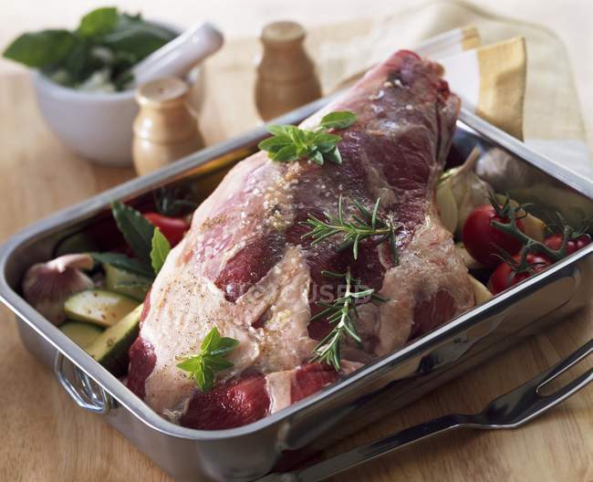 Leg of lamb with herbs and vegetables — Stock Photo