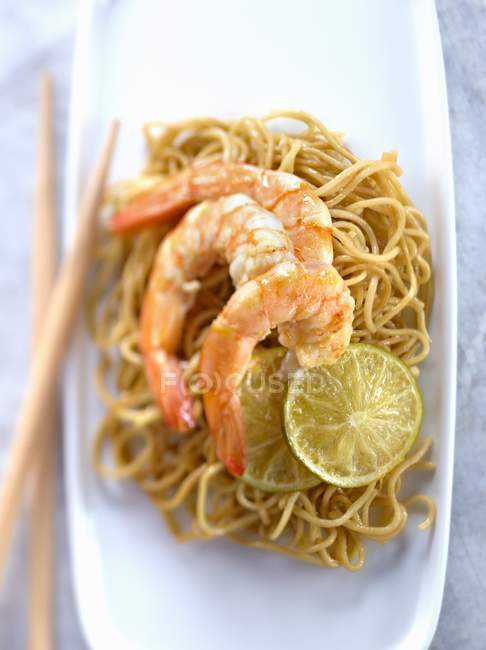 Shrimps with yuzu and noodles — Stock Photo