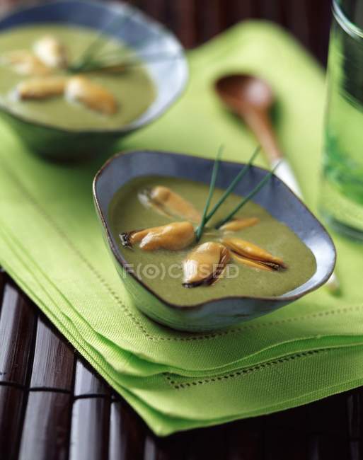 Крупним планом крем-суп з креветками з мідіями та цибулею — стокове фото