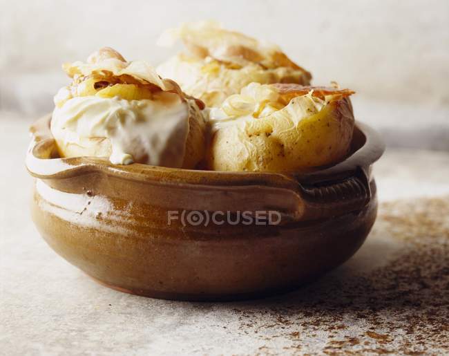 Фаршированный картофель в тарелке — стоковое фото