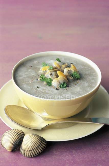 Crema de sopa de lentejas con berberechos - foto de stock