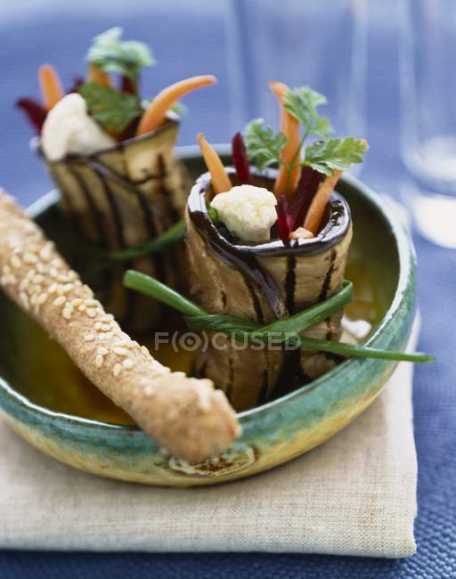 Роллы из баклажанов и овощей — стоковое фото